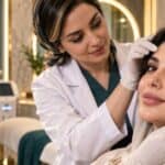 مشاوره پزشک با مراجعه‌کننده در کلینیک زیبایی در پیروزی تهران